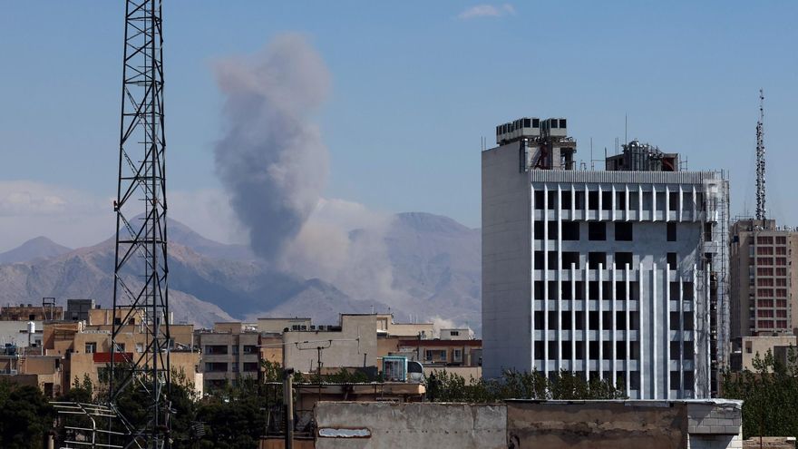 Columna de humo causada por un bombardeo en Teherán, el 7 de abril de 2026.