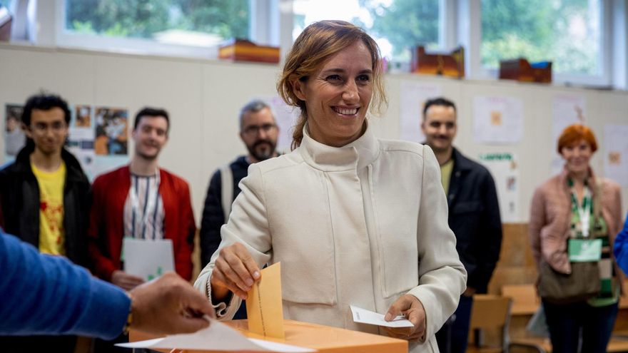 La candidata de Más Madrid a la Presidencia de la Comunidad de Madrid, Mónica García, vota en un colegio electoral de Madrid durante comicios de este 28M, este domingo.