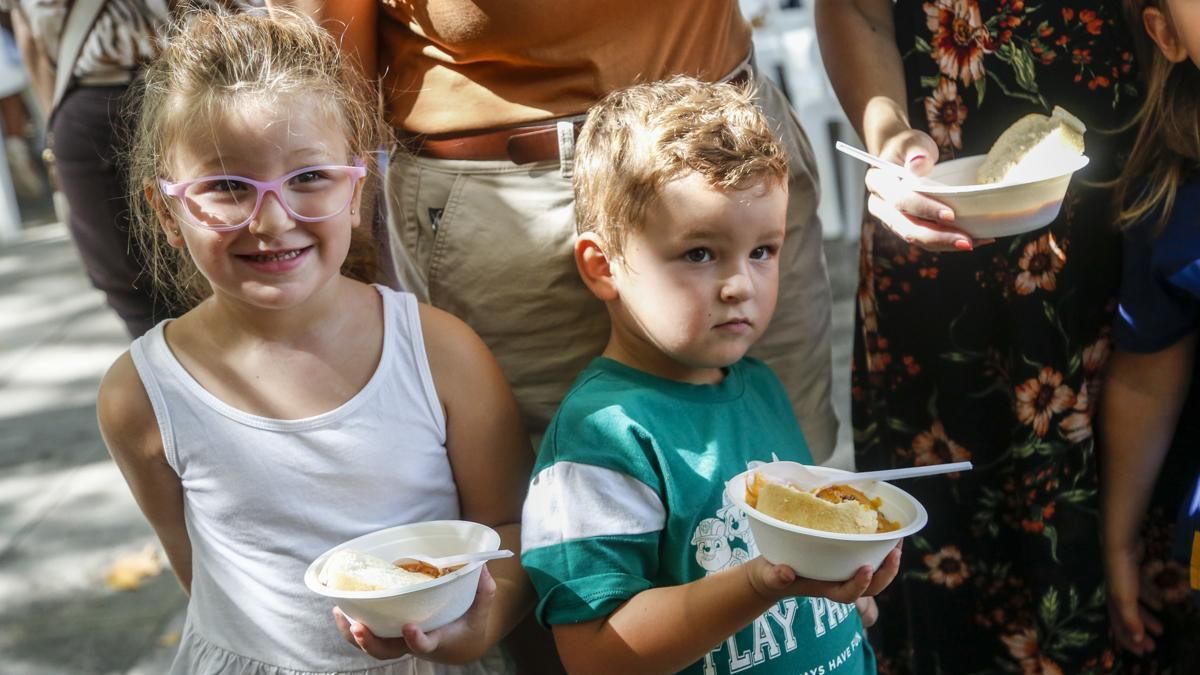 El barrio de la Fuensanta despide sus días grandes con mucho salmorejo y música para todos