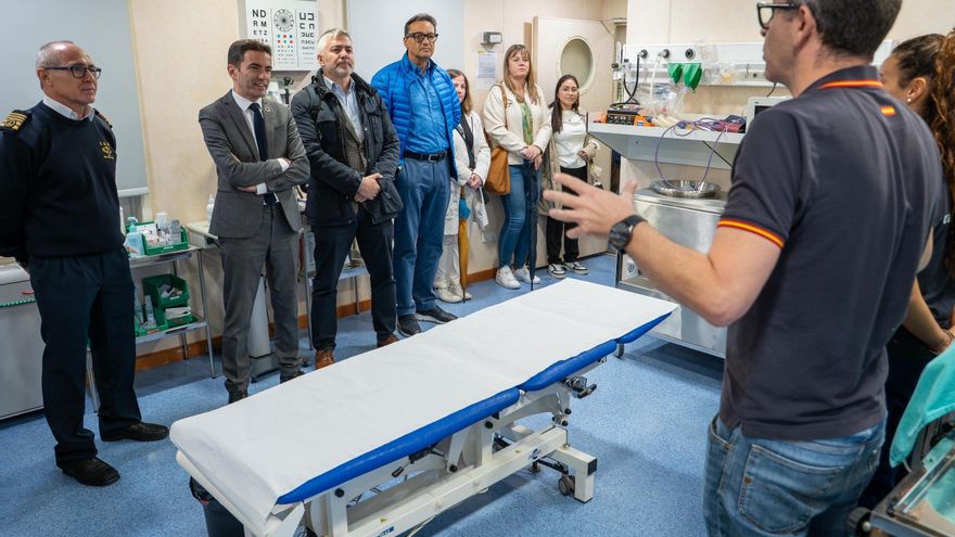 Casares en el buque hospital Juan de la Cosa