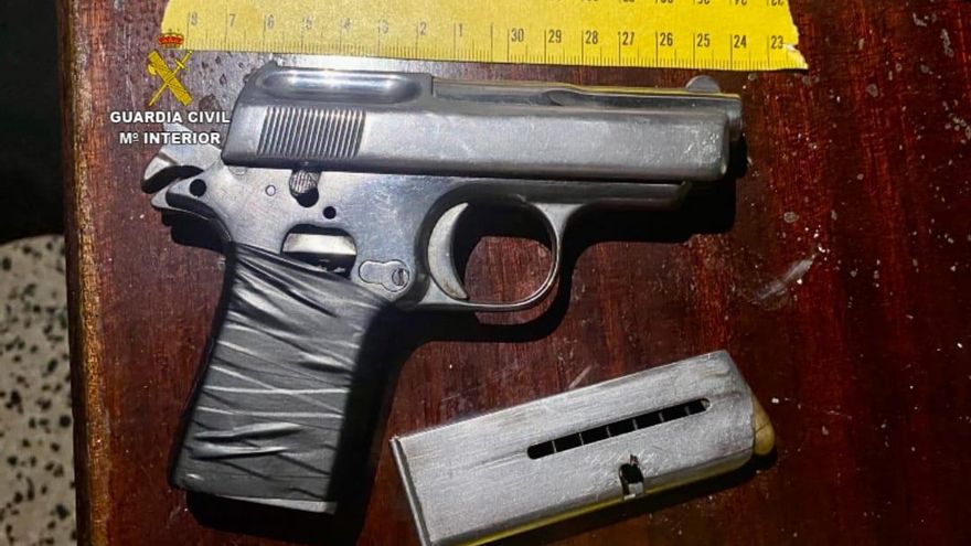 Pistola encontrada en el registro realizado por la Guardia Civil