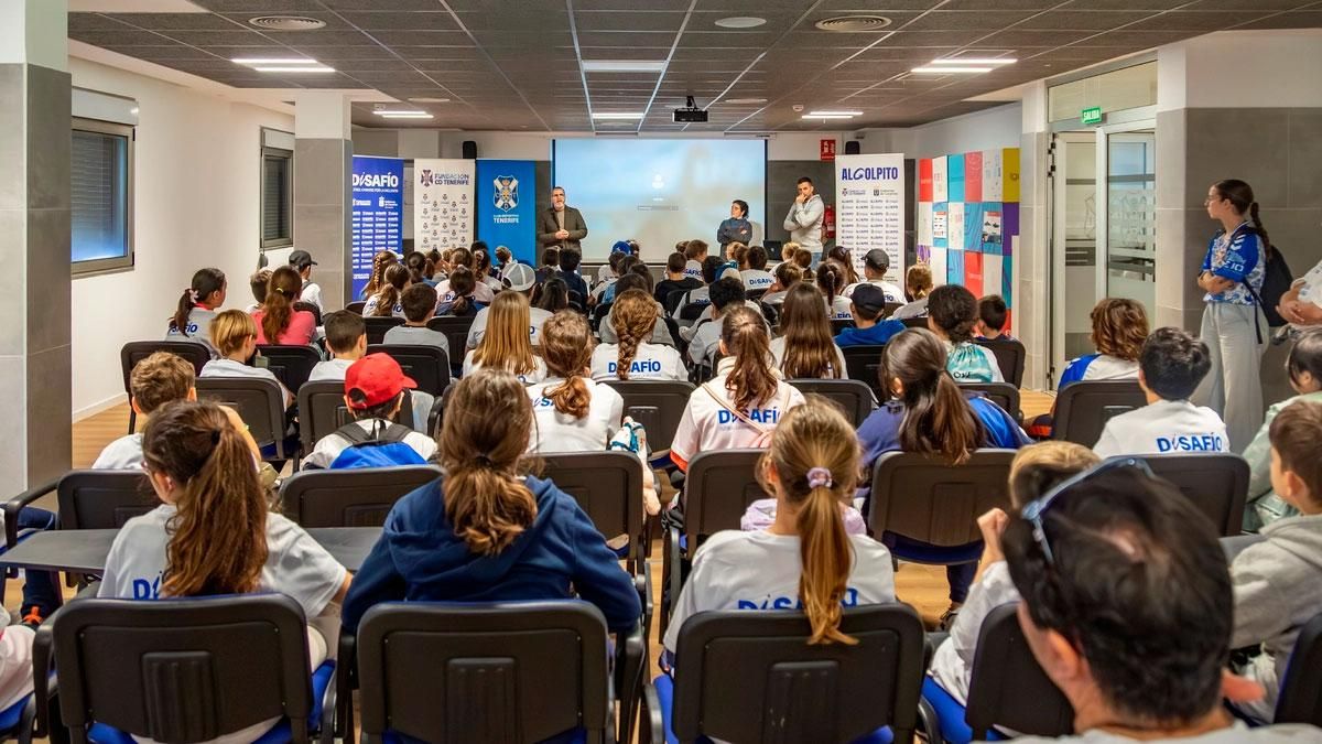 70 escolares del CEIP El Toscal-Longuera en la décimo tercera sesión del proyecto ‘CD Tenerife: Seña de identidad’