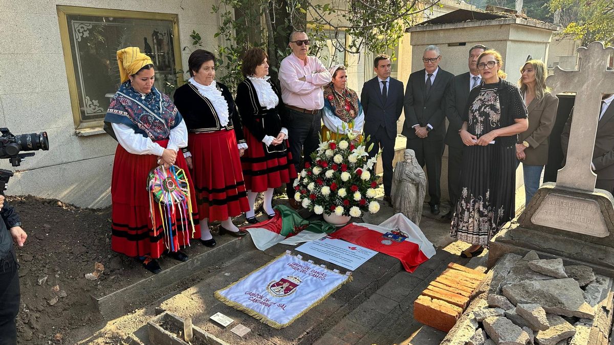 Matilde de la Torre regresa a casa: el grupo folklórico que fundó la intelectual y política cántabra trae sus cenizas desde su exilio en México