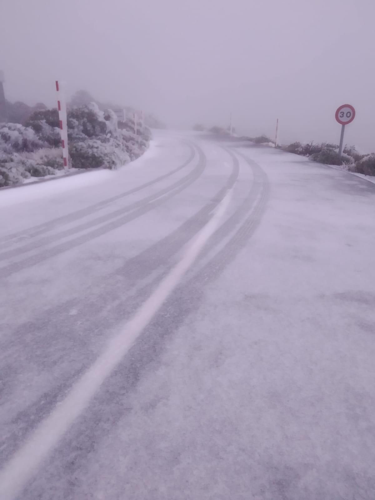 En la imagen, vía del Observatorio del Roque de Los Muchachos, en la mañana de este martes, cubierta por una capa de hielo y nieve.