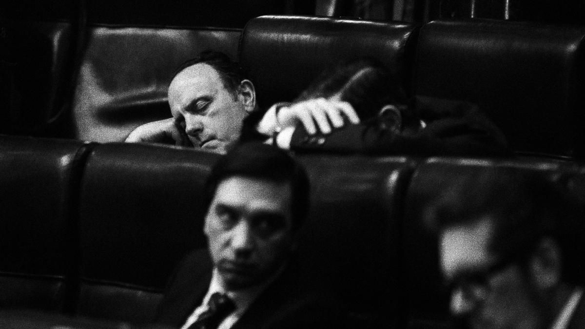 Manuel Fraga, durmiendo en su escaño del Congreso de los Diputados. 