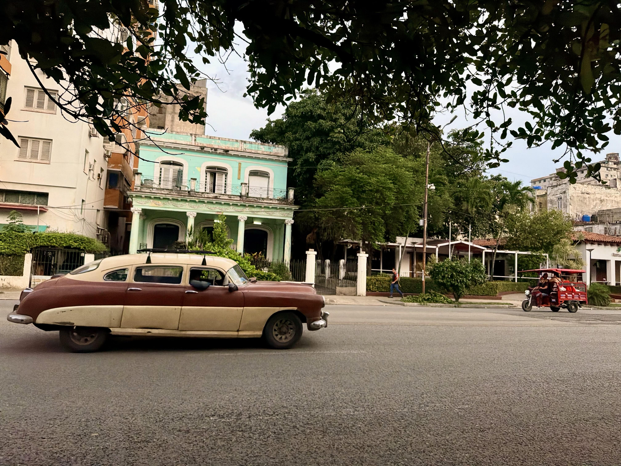 Un coche histórico y un triciclo eléctrico, en La Habana, el 28 de mayo de 2026.