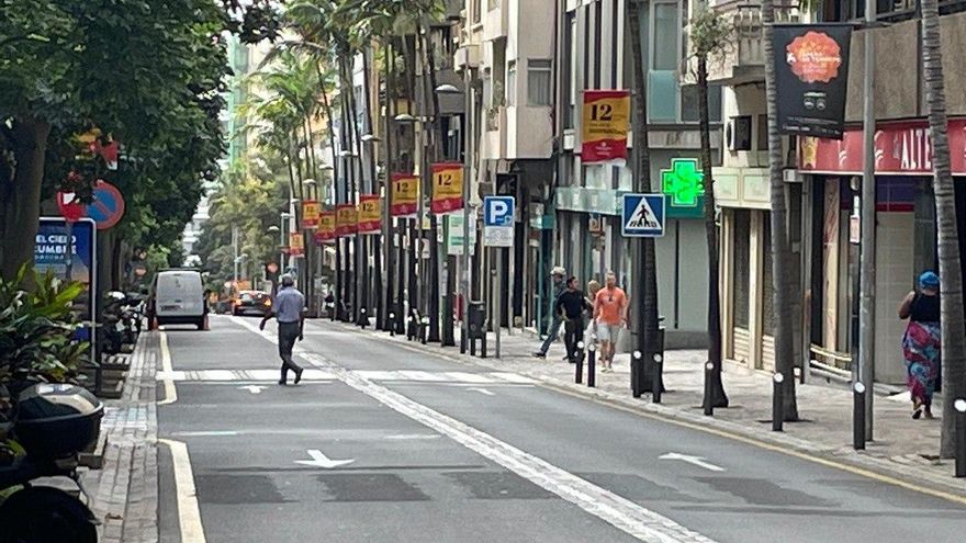 Bandera en Santa Cruz de Tenerife con exaltación a la "hispanidad", días antes del Festivo Nacional del 12 de octubre