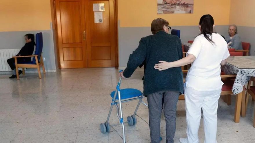 Vivir en tu casa y no en una macrorresidencia: el Gobierno quiere dar la vuelta al modelo de cuidados