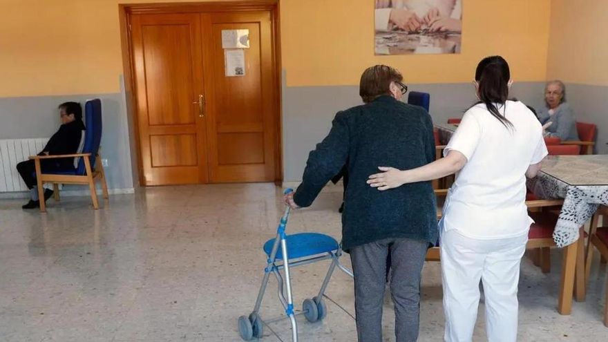 Hasta 14 horas sin comer, medicación errónea y trabajadores no cualificados: la residencia multada con 30.000 euros en Salamanca
