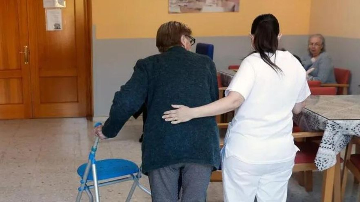 Estrés y 'burnout' en las 300 educadoras, fisioterapeutas o enfermeras "enjauladas" en una ‘rara avis’ del funcionariado