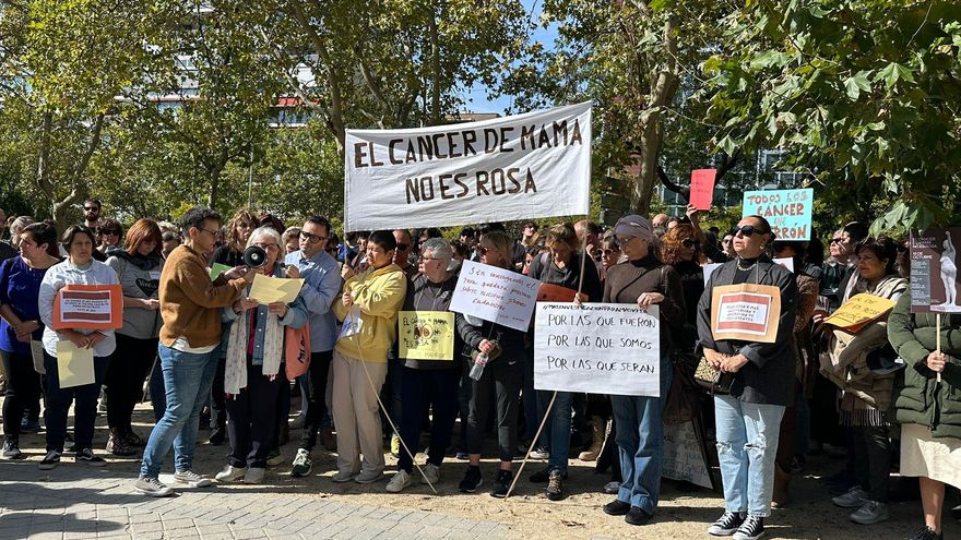 Pacientes de cáncer de mama se manifiestan por toda España: "No es un lazo rosa, es una crisis de salud pública"