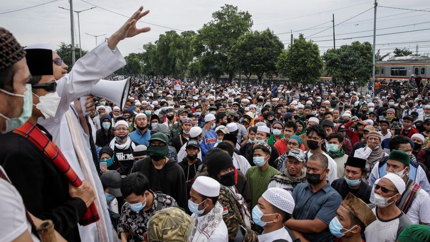 Un polémico clérigo indonesio condenado a prisión por ocultar su positivo en covid