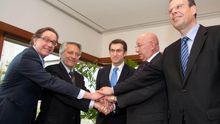 Feijóo celebra la fusión de Caixanova y Caixa Galicia con sus directivos, en 2010