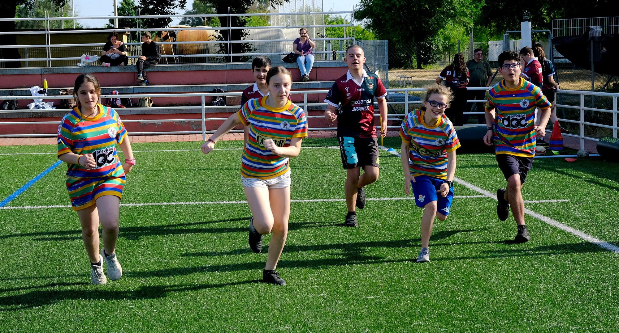 Una buena condición física es imprescindible en el rugby. Eva, Rocío, Hugo, Alba y Jesús entrenan la carrera antes incuso de tocar balón