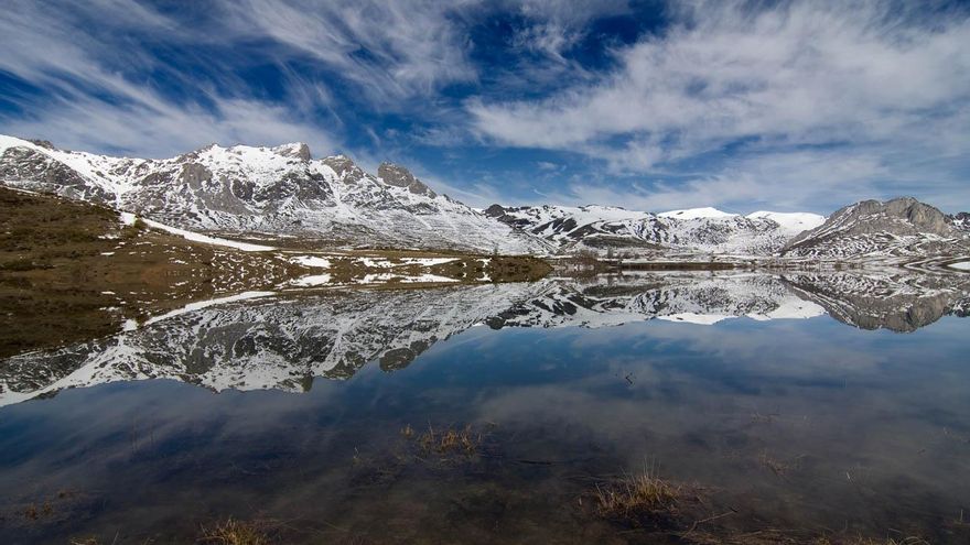 El embalse de Castilla y León rodeado de piedras calizas y senderos para recorrer al acabar el invierno