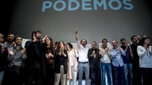 Pablo Iglesias celebra su elección como secretario general de Podemos, rodeado de los miembros de la primera dirección del partido.