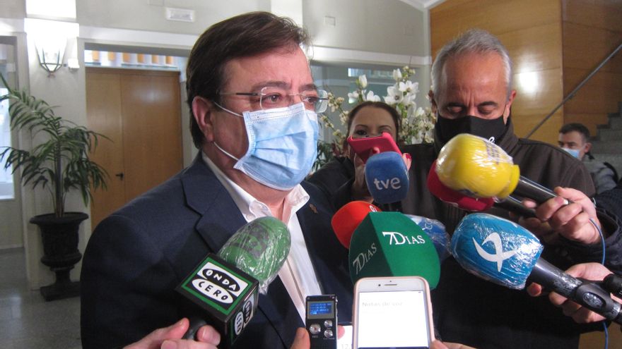 Fernández Vara atiende a los medios