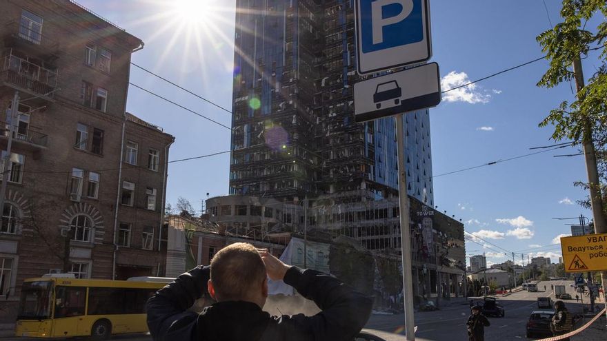 Un hombre mirando uno de los edificios destruidos tras un bombardeo en Kiev el pasado 10 de octubre.