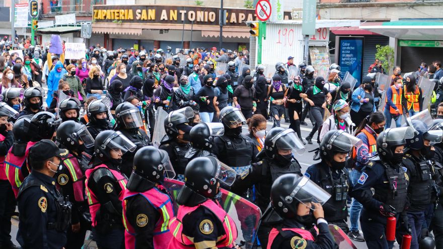 La policía bloquea una marcha de mujeres en Ciudad de México (México). EFE/ José Pazos/Archivo