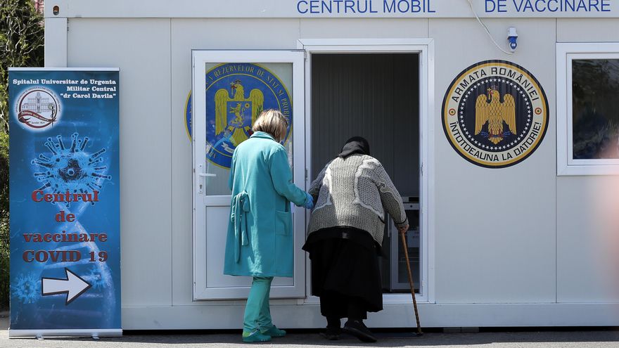 Imagen de archivo de un punto móvil de vacunación en Rumania. EFE/EPA/ROBERT GHEMENT