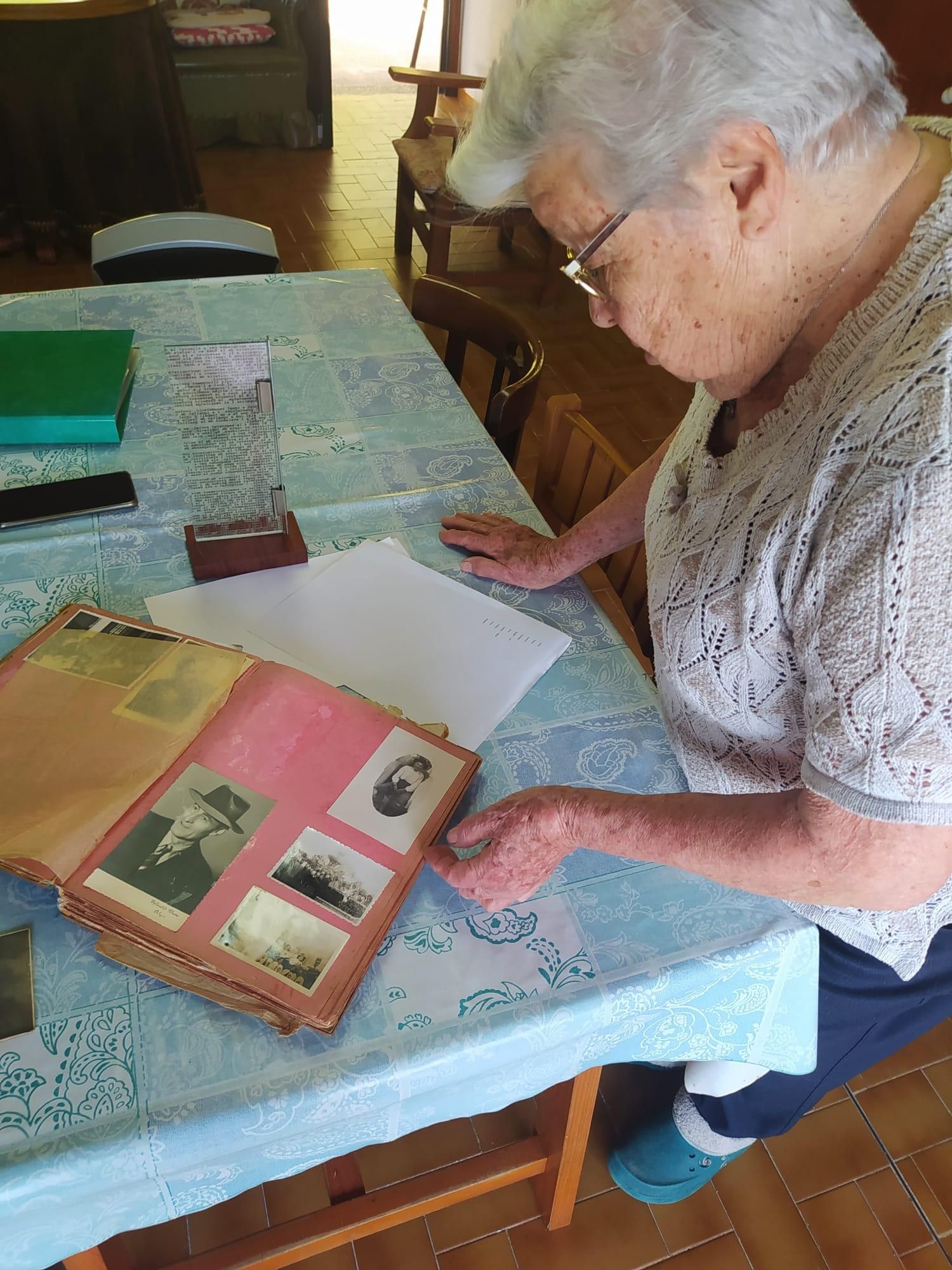 Magdalena Nebot, enseñando sus fotografías familiares