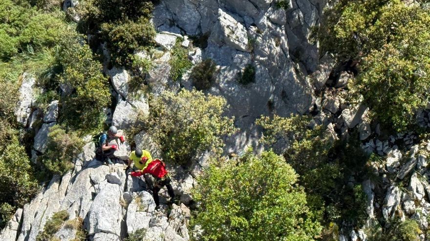 Rescatado en helicóptero un palentino de 64 años enriscado en la vía ferrata de La Hermida.