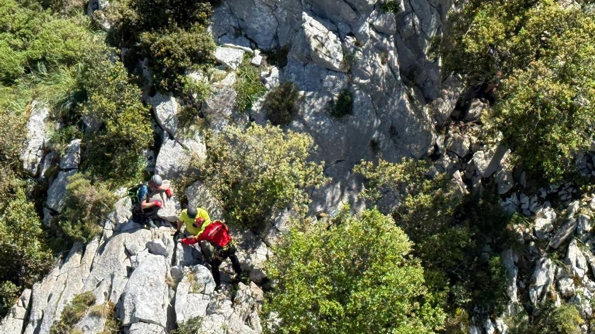Rescatado en helicóptero un palentino de 64 años enriscado en la vía ferrata de La Hermida.