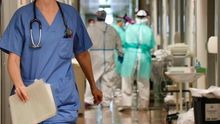 Professionals sanitaris en un centre hospitalari valencià.
