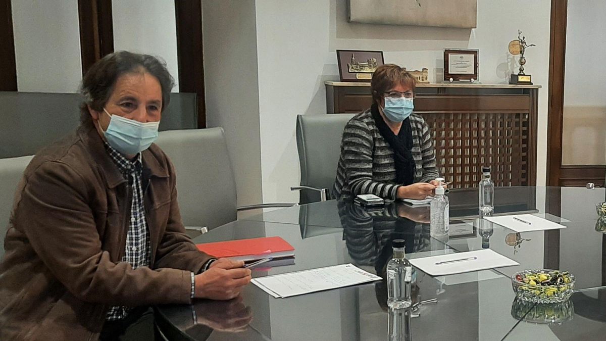 El alcalde de Chozas (izquierda)