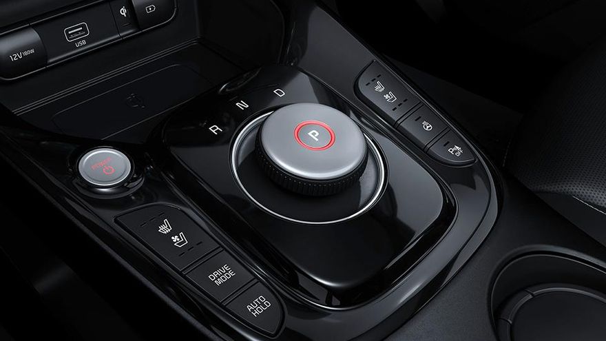 Botón de arranque y mando de cambio circular del Kia e-Soul.