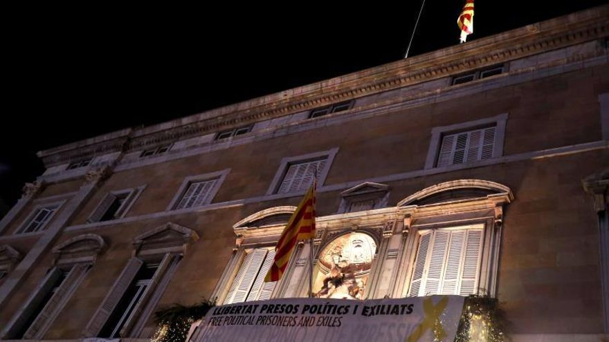 Funcionarios del Govern han arriado la bandera española del Palau de la Generalitat, si bien unos quince minutos después la han vuelto a colgar, entre abucheos de miles de independentistas concentrados en la plaza de Sant Jaume en apoyo al presidente catalán, Quim Torra, para rechazar la decisión de la Junta Electoral de ejecutar la inhabilitación de Torra, al ordenar que se le retire el acta de diputado.