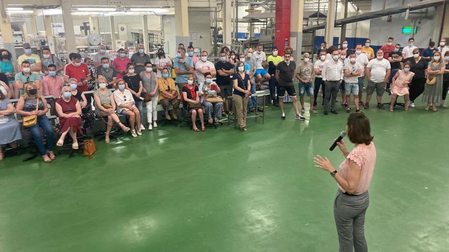 La ministra de Industria, Comercio y Turismo, Reyes Maroto, explica los trabajadores de la fábrica de galletas de Venta de Baños la propuesta del grupo inversión