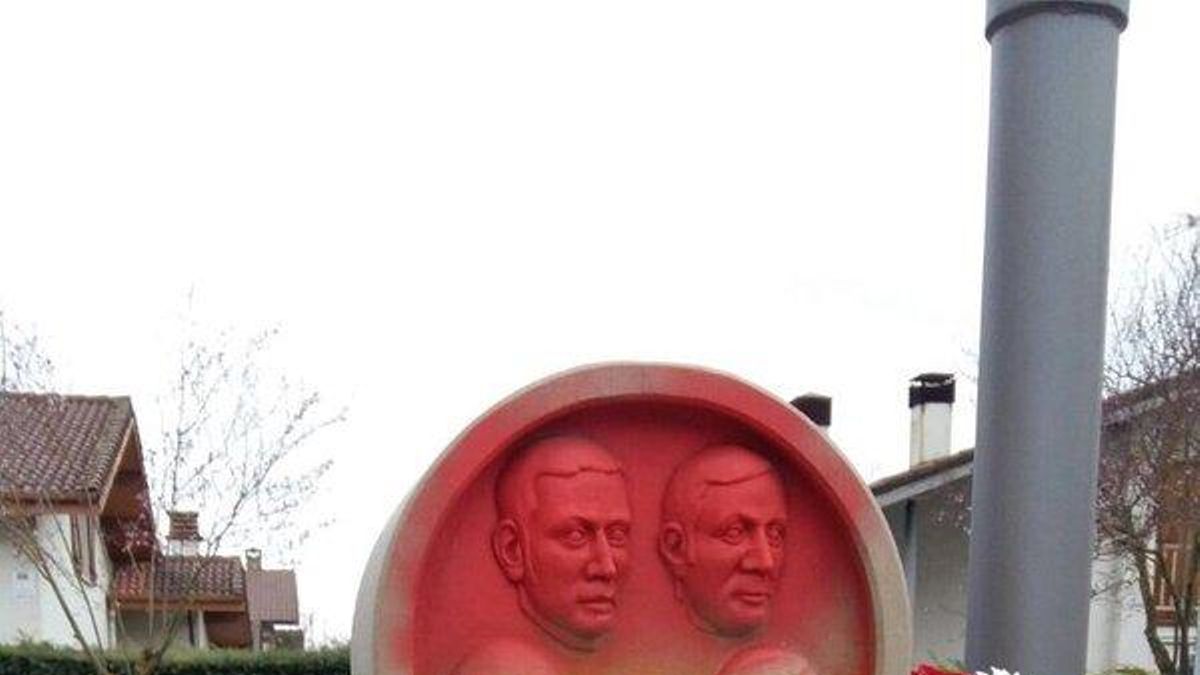 El monolito de Alegría ha amanecido pintado de rojo y amarrillo, al igual que el de Vitoria.