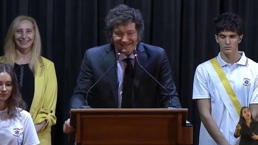 Milei volvió con su discurso ultra y frente a estudiantes dijo que el aborto es un “asesinato agravado por el vínculo”