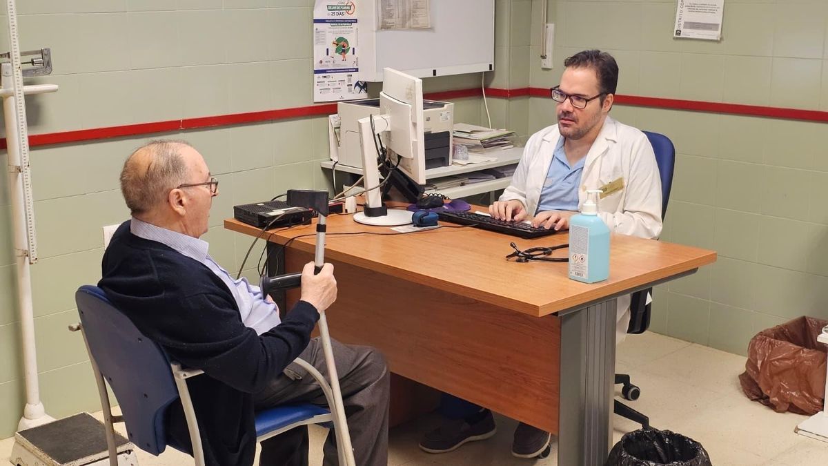 Radiografía del médico andaluz: más mujeres, más extranjeros, atraídos por la privada y rumbo a una jubilación masiva