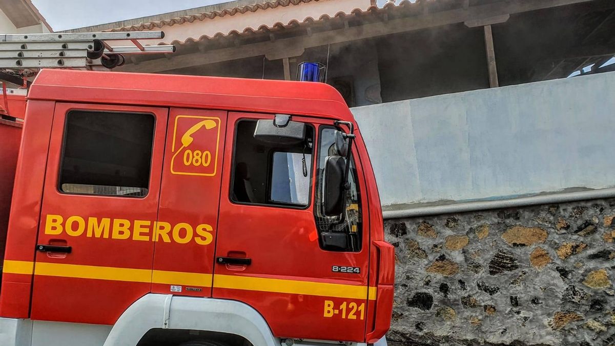 El camión de los bomberos en la vivienda afectada.