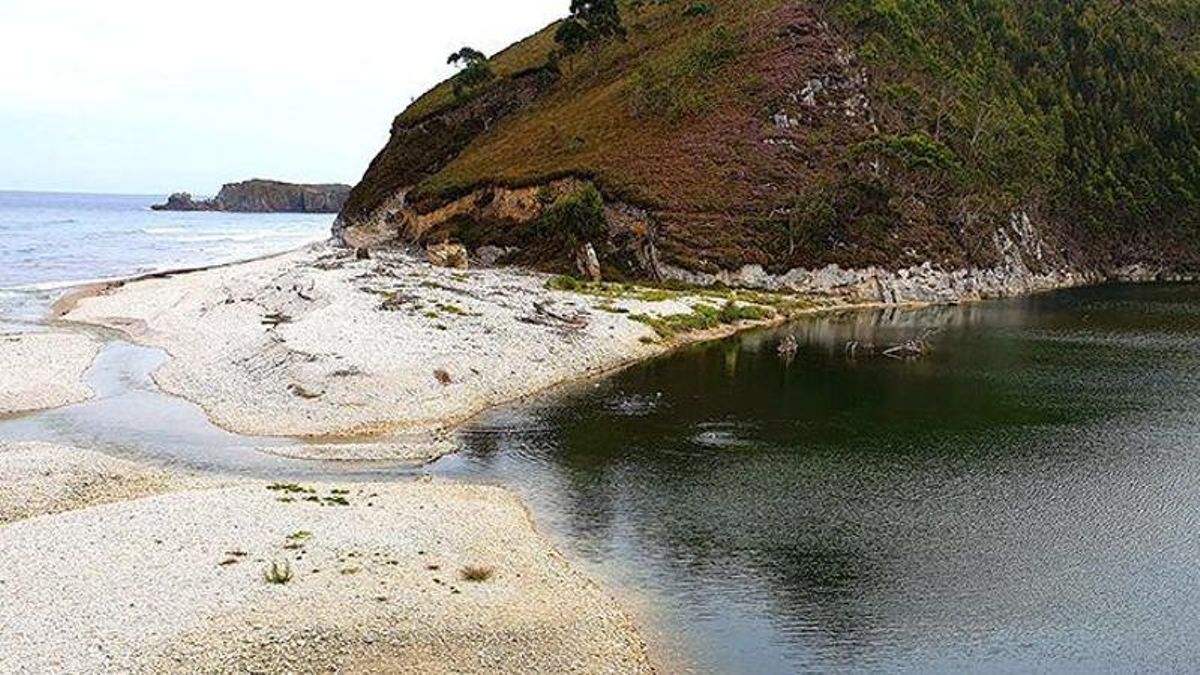 Playa de San Antolín en el concejo de Llanes, Asturias.