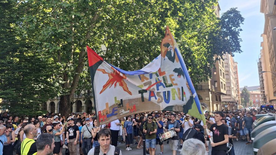Miles de personas se manifiestan en Pamplona para reclamar "condiciones verdaderas para vivir en euskera"