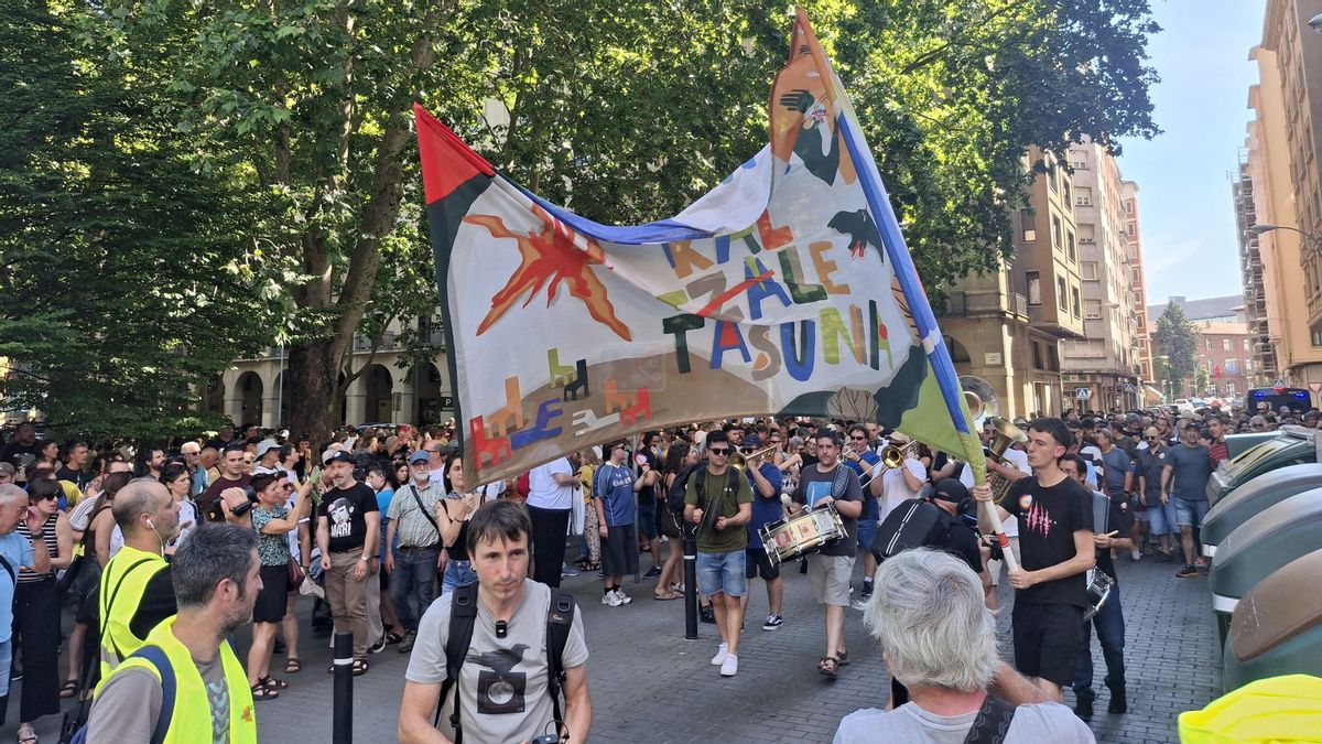 Miles de personas se manifiestan en Pamplona para reclamar "condiciones verdaderas para vivir en euskera"