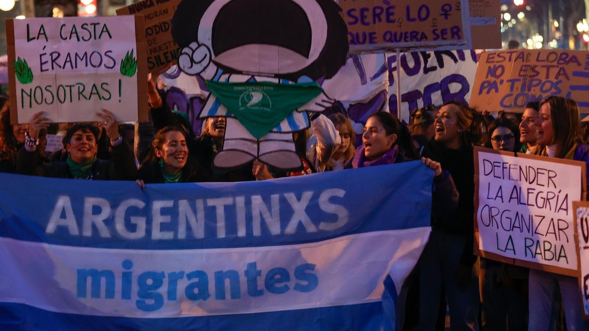 Un grupo de migrantes, en Barcelona.