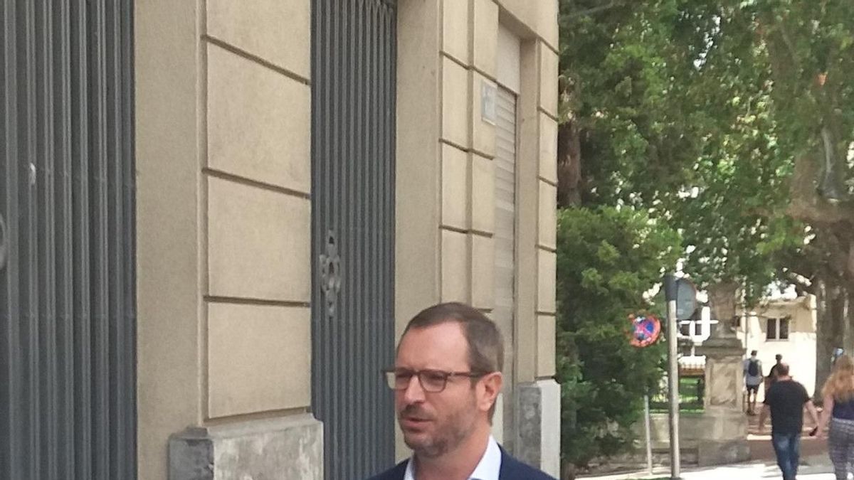 Maroto (PP) dice a Rivera que para aspirar al Gobierno hay que hacer "algo más" que "la foto" de quitar lazos amarillos