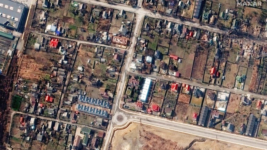 A handout satellite image made available by Maxar Technologies shows what appears to be the bodies of several civilians along Yablonska Street in Bucha, Ukraine, 31 March 2022 (issued 05 April 2022). (Rusia, Ucrania)
