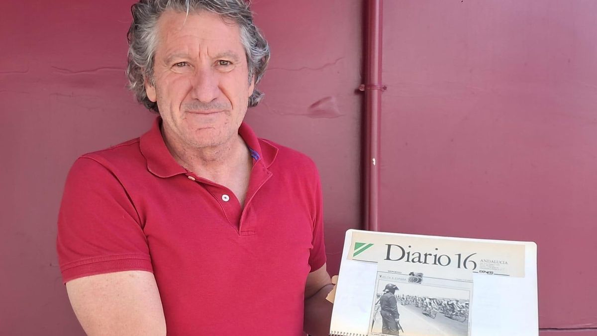 El ciclista Antonio Miguel Díaz, vencedor de la etapa León-Valladolid de la Vuelta a España 1991, posa con un recorte de prensa de la intervención de los antidisturbios ante las protestas mineras.