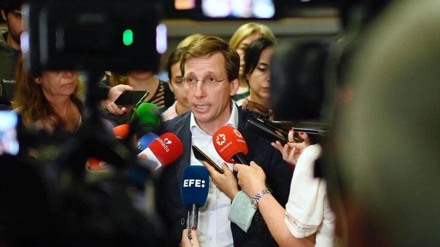 El alcalde de Madrid, José Luis Martínez-Almeida, atiende a los medios de comunicación a su llegada al Centro Integrado de Seguridad y Emergencias