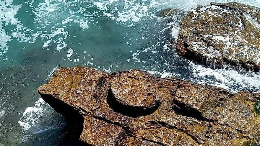 Piedra de moler en las primeras fases de extracción, aún existente en la cantera de Galizano