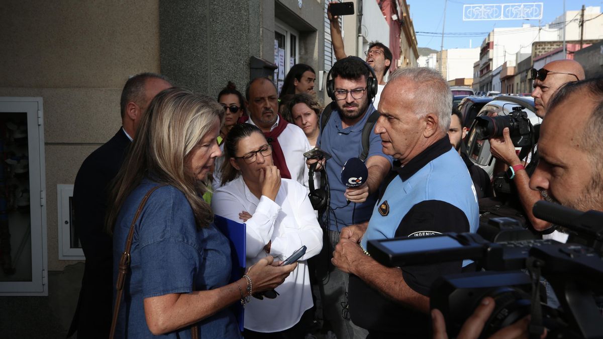 Momento en que el Jefe de la Policía Local de Ingenio, Justo Santana, comunica a la abogada de la familia, Isabel Saavedra, que el desahucio queda suspendido.