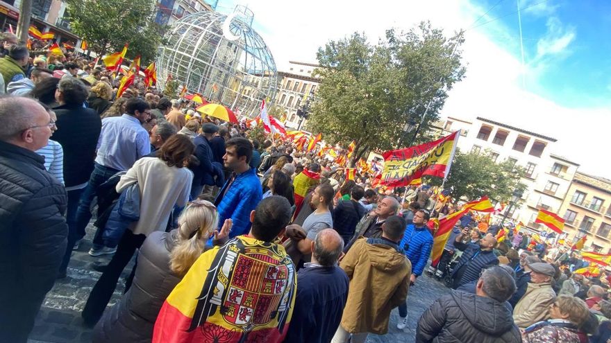 Miles de personas protestan contra la amnistía convocadas por el PP en Castilla-La Mancha: "Emiliano, habla con tu hermano"
