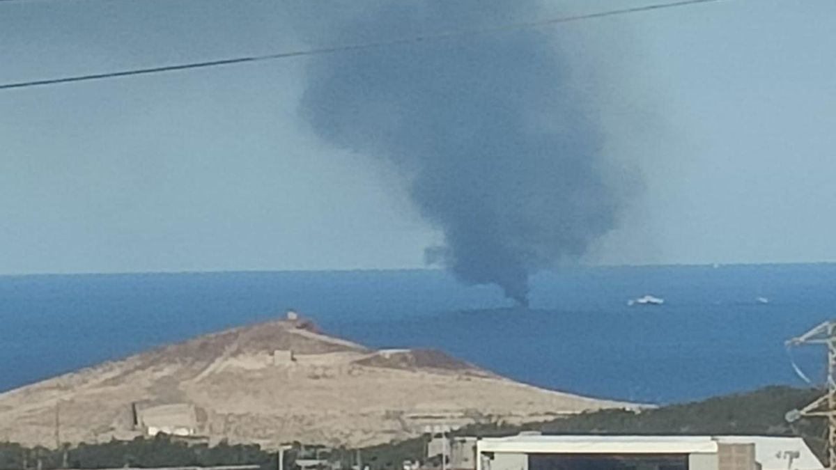 Imagen del incendio del barco, frente a la costa del aeropuerto de Gran Canaria.