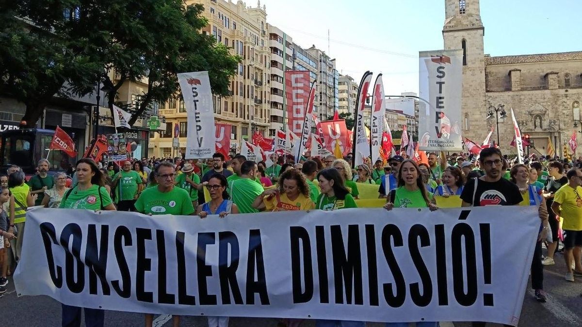 El curso en la educación valenciana arranca en la calle: "Consellera dimisión"