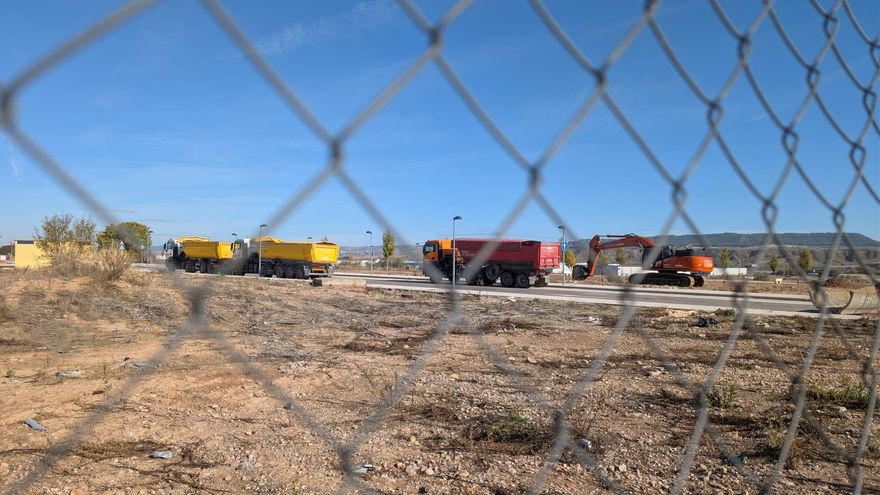 Los camiones ya mueven tierras para la macroplaya artificial de Guadalajara: “Será un desastre social y ambiental”